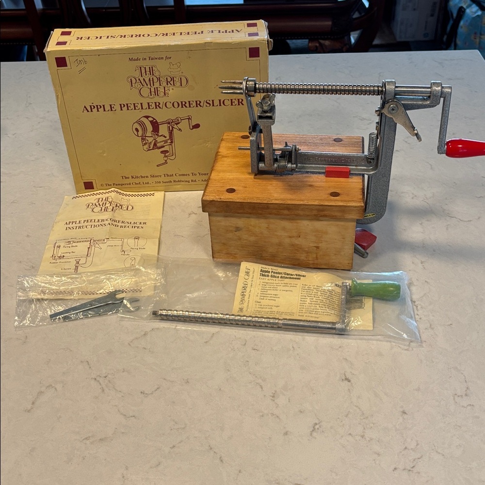 Pampered Chef Red Apple Peeler Corer Slicer